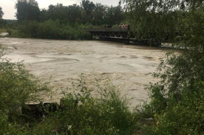 Загроза повені на Буковині. Рух через скандальний міст у Маршинцях перекрили, річка піднялась на 2,5 метра