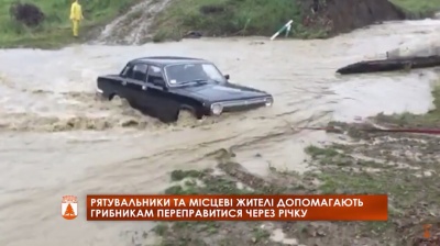 Зруйнований міст: на Буковині рятувальники допомогли перебратись на інший берег 50 грибникам - відео