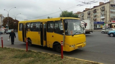 У Чернівцях перевізник, який обслуговує популярні маршрути, самовільно припинив рейси