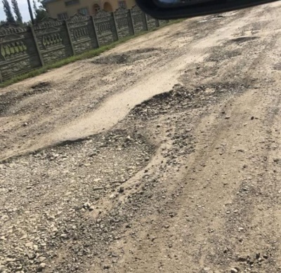 Роботи затримує підрядник: у селі на Буковині на ремонт дороги чекають, як на свято