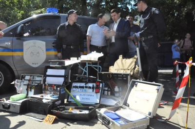 Затримували «злочинців» та складали присягу: у центрі Чернівців поліція відзначила свій професійний день
