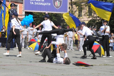 Затримували «злочинців» та складали присягу: у центрі Чернівців поліція відзначила свій професійний день