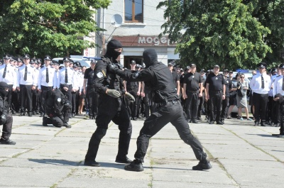 Затримували «злочинців» та складали присягу: у центрі Чернівців поліція відзначила свій професійний день