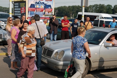 «Пропустіть машини, зараз міст упаде»: як жителі Калічанки блокували рух біля Калинівського ринку