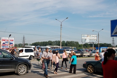 «Пропустіть машини, зараз міст упаде»: як жителі Калічанки блокували рух біля Калинівського ринку