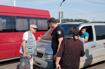 «Пропустіть машини, зараз міст упаде»: як жителі Калічанки блокували рух біля Калинівського ринку