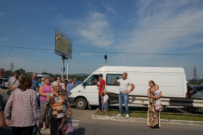 «Пропустіть машини, зараз міст упаде»: як жителі Калічанки блокували рух біля Калинівського ринку