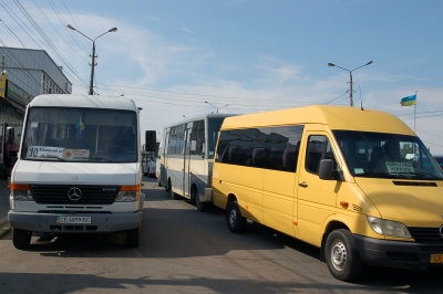 «Пропустіть машини, зараз міст упаде»: як жителі Калічанки блокували рух біля Калинівського ринку