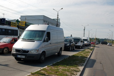 «Пропустіть машини, зараз міст упаде»: як жителі Калічанки блокували рух біля Калинівського ринку