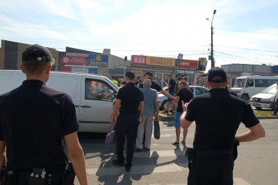 «Пропустіть машини, зараз міст упаде»: як жителі Калічанки блокували рух біля Калинівського ринку