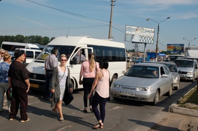 «Пропустіть машини, зараз міст упаде»: як жителі Калічанки блокували рух біля Калинівського ринку