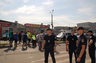 «Пропустіть машини, зараз міст упаде»: як жителі Калічанки блокували рух біля Калинівського ринку