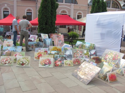 Петрівський ярмарок:  продають старовинні очіпки і ночви з козаком Мамаєм - фото