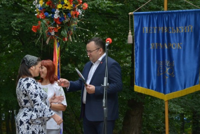 У Чернівцях двом багатодітним сім’ям вручили ключі від нових квартир