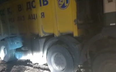 У Валі Кузьминій посеред поля жителі заблокували вантажівку з курячими відходами - відео