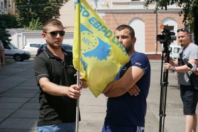 У Чернівцях власники «євроблях» пікетують під ОДА, вимагаючи відібрати в поліції доступ до митної бази