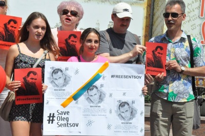 У центрі Чернівців небайдужі провели акцію на підтримку Сенцова - фото