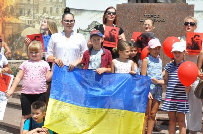 У центрі Чернівців небайдужі провели акцію на підтримку Сенцова - фото