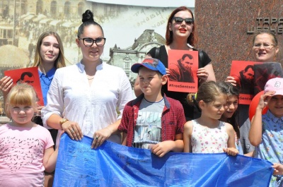 У центрі Чернівців небайдужі провели акцію на підтримку Сенцова - фото