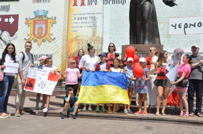 У центрі Чернівців небайдужі провели акцію на підтримку Сенцова - фото