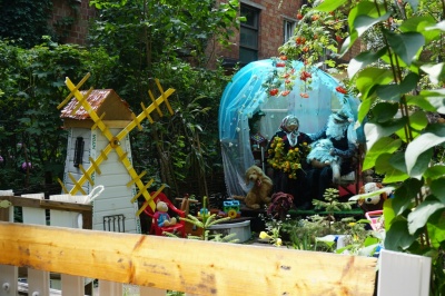 Казковий дворик – зі сміття: сусіди самотужки облаштували подвір'я і під'їзд у Чернівцях - фото