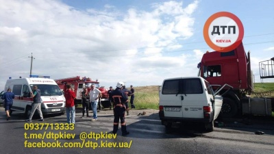 Троє буковинців загинули внаслідок зіткнення мікроавтобуса і вантажівки на Прикарпатті - фото