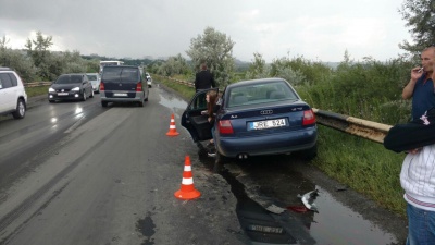 Масова ДТП поблизу Чернівців: постраждали легковики та фури - фото