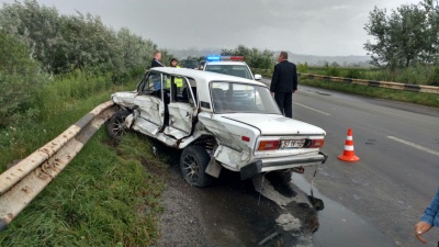 Масова ДТП поблизу Чернівців: постраждали легковики та фури - фото