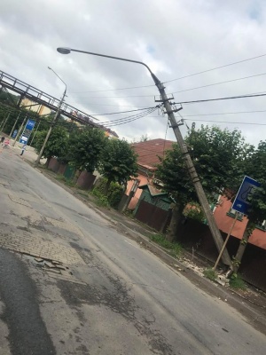 Нічна ДТП: автівка врізалась в електростовп на Сторожинецькій, рух на вулиці перекрили