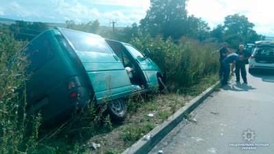 На Буковині «бус» з’їхав на узбіччя та врізався в дерево: постраждали 4 осіб