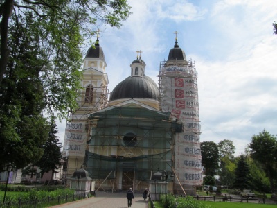 Собор у центрі Чернівців перефарбували з рожевого у жовтий колір - фото