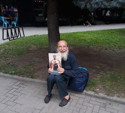 У Рівному 71-річний чоловік з портретом Миколи ІІ кричав, що чекає на російські танки