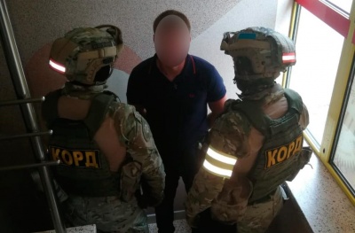 На Буковині затримали вимагача, який представлявся керівником податкової