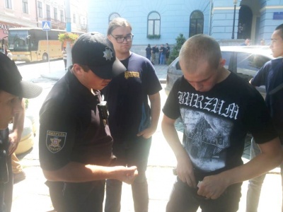 Мітингарі розблокували рух транспорту в центрі Чернівців: поліція знайшла ніж в одного з учасників акції