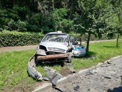 У Чернівцях у моторошному зіткненні двох легковиків постраждав таксист - фото