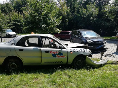 У Чернівцях у моторошному зіткненні двох легковиків постраждав таксист - фото