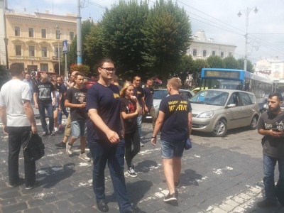 Поліція затримала двох учасників пікету в Чернівцях, які застосували балончики з газом