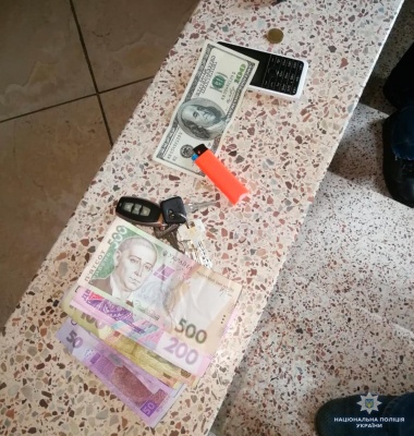 Вимагав два роки грошей: у Чернівцях поліція затримала «липового» податківця