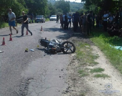 Не впорався з керуванням: на Буковині під колесами «Жигулів» загинув мотоцикліст