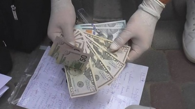 У Чернівцях на хабарі 700 доларів затримали завкафедри університету - фото