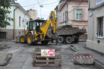 Комунальники пояснили, чому вулицю в центрі Чернівців почали ремонтувати із запізненням