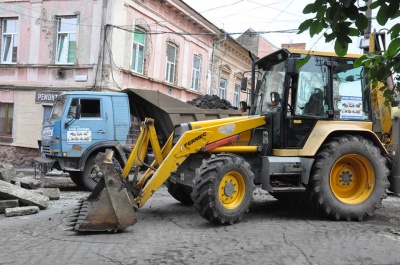 Комунальники пояснили, чому вулицю в центрі Чернівців почали ремонтувати із запізненням