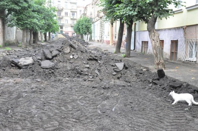 Комунальники пояснили, чому вулицю в центрі Чернівців почали ремонтувати із запізненням