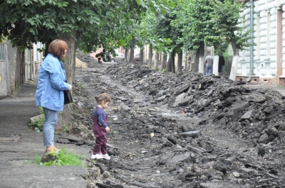 Комунальники пояснили, чому вулицю в центрі Чернівців почали ремонтувати із запізненням