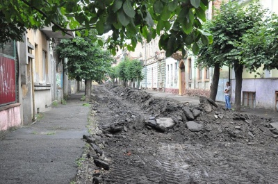 Комунальники пояснили, чому вулицю в центрі Чернівців почали ремонтувати із запізненням