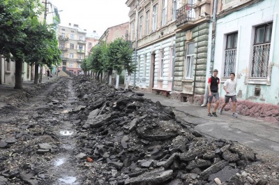 Комунальники пояснили, чому вулицю в центрі Чернівців почали ремонтувати із запізненням