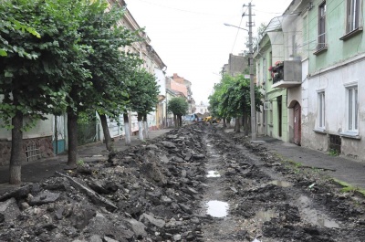 Комунальники пояснили, чому вулицю в центрі Чернівців почали ремонтувати із запізненням