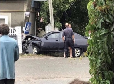 На Буковині легковик врізався у стовп: автівка сильно постраждала