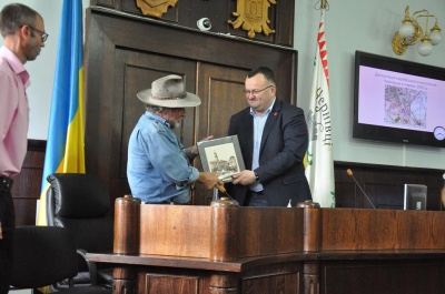 Німецький художник подарував Чернівцям «Камінь спотикання» - фото