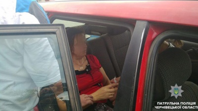 Стало зле, бо син отримав опіки. На Буковині патрульні надали допомогу непритомній жінці